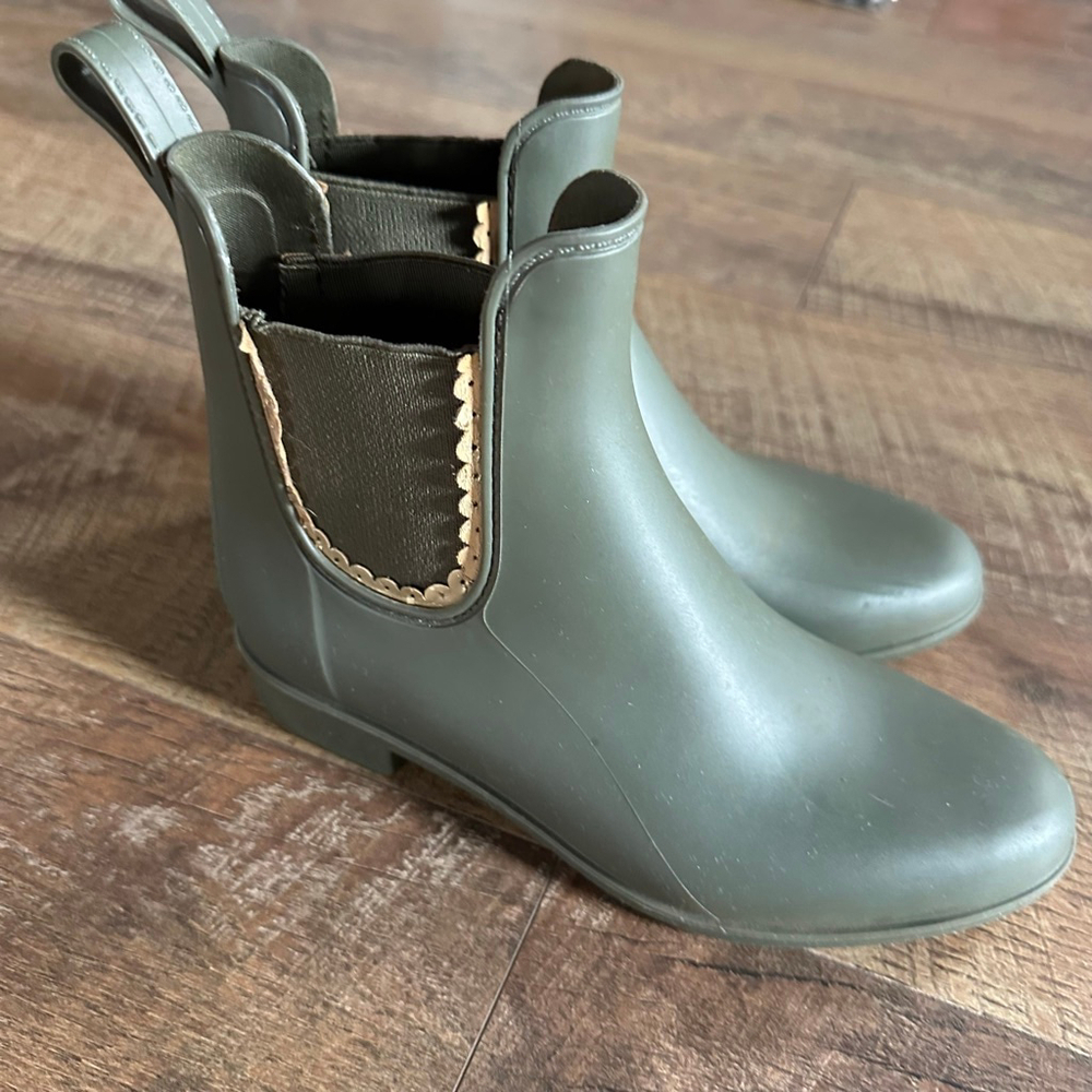 Women's Jack Rogers Green Rain Boots Size 5 with Gold Scalloped Trim